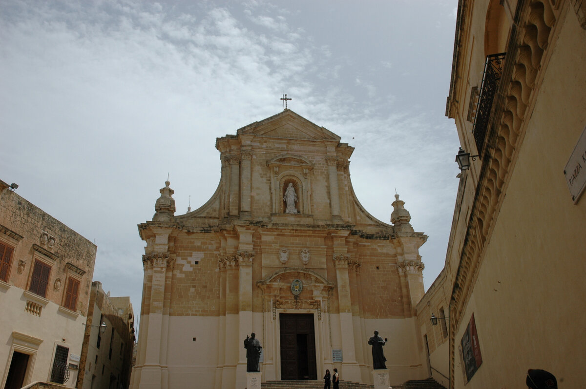 Кафедральный собор Гозо (Виктория). Рядом Цитадель, с которой открывается прекрасный вид на город.