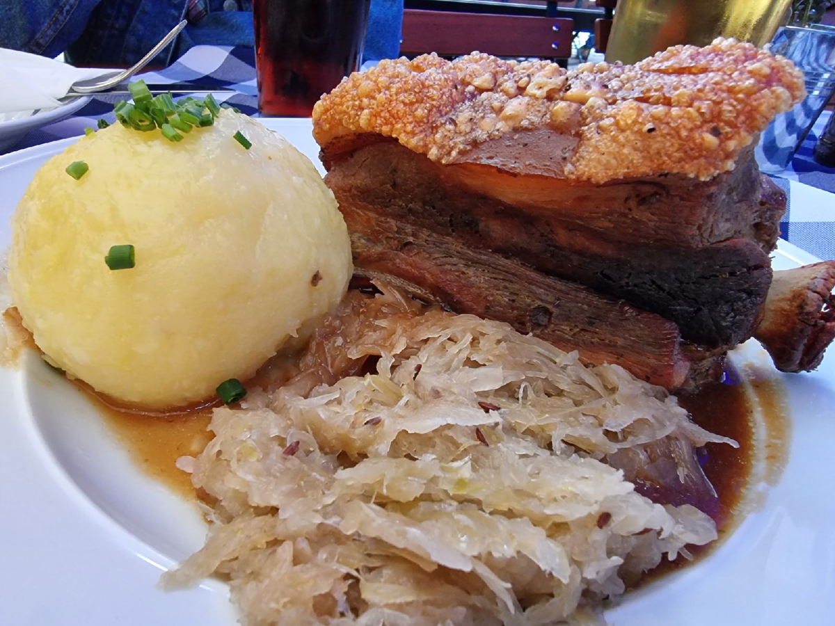 Запечённая свинина с кнедликом и капустой