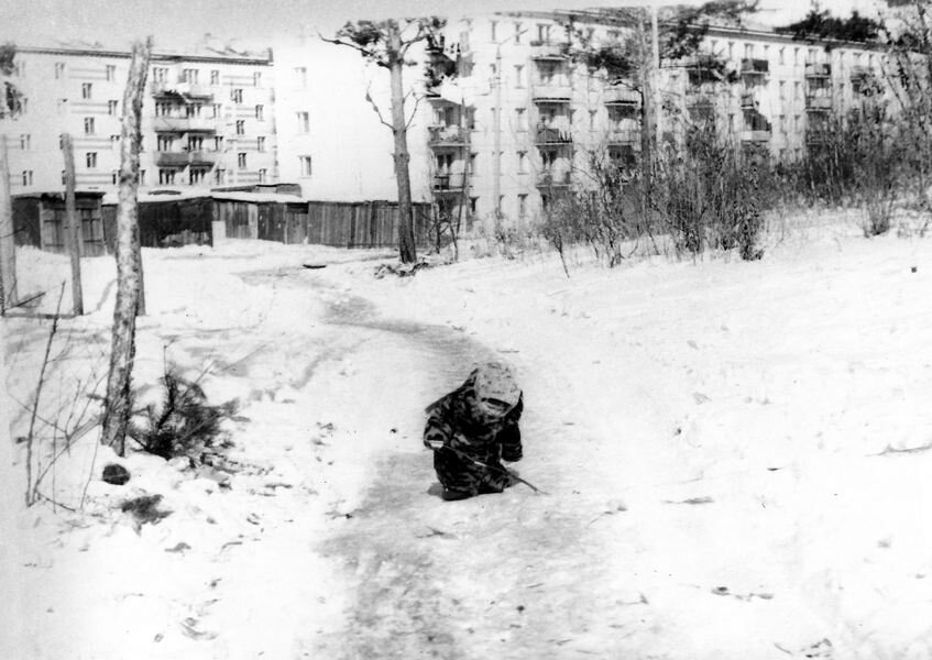 Редкие минуты общения с дочкой. Она уже ходит, что-то исследует. На тропинке в сосну мимо гаражей. Фото автора.