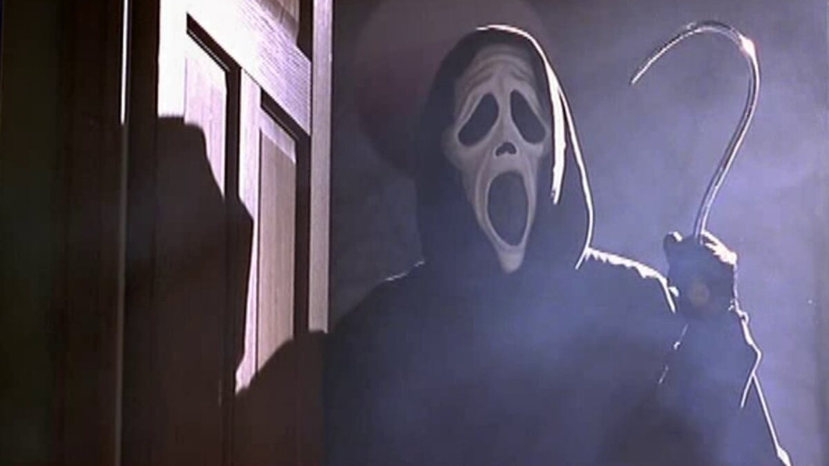 Дрю разговаривает по телефону с незнакомцем, будто бы попавшим не туда, но вскоре она понимает, что её собеседник — маньяк. Дрю выбегает из дома, за ней гонится убийца, но её случайно сбивает на машине собственный отец.