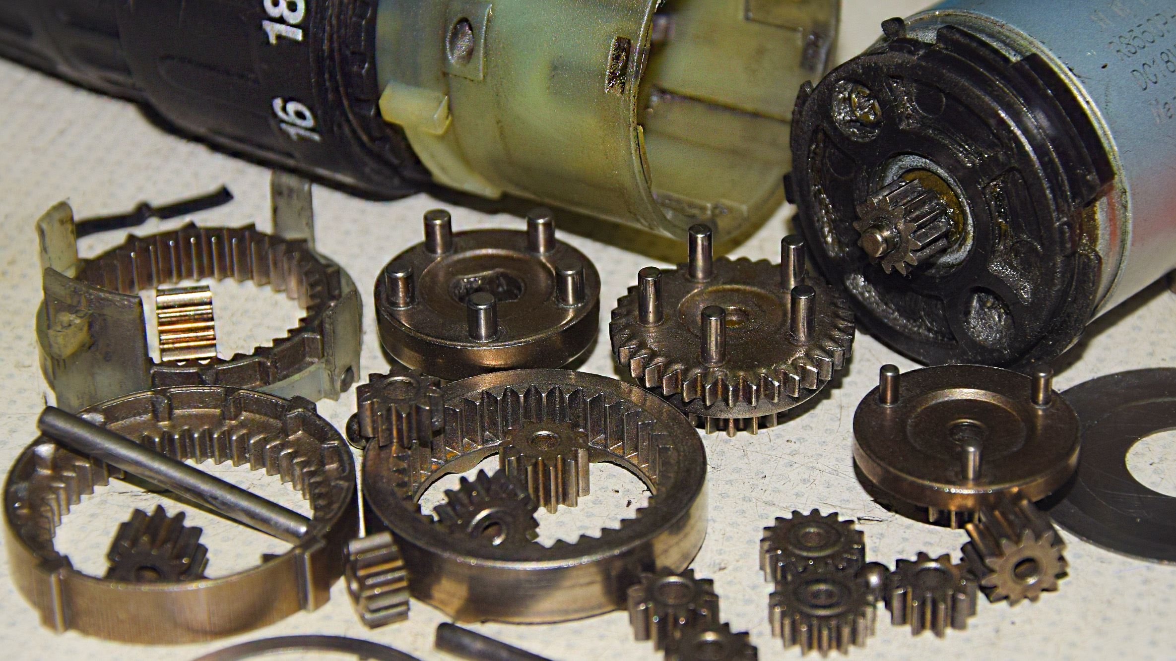 Как разобрать редуктор шуруповерта. Редуктор шуруповерта зубр 14. Сборка редуктор шуруповерт макита 14 в. Редуктор шуруповерта bort 12v. Сборка редуктора шуруповерта макита 12в.