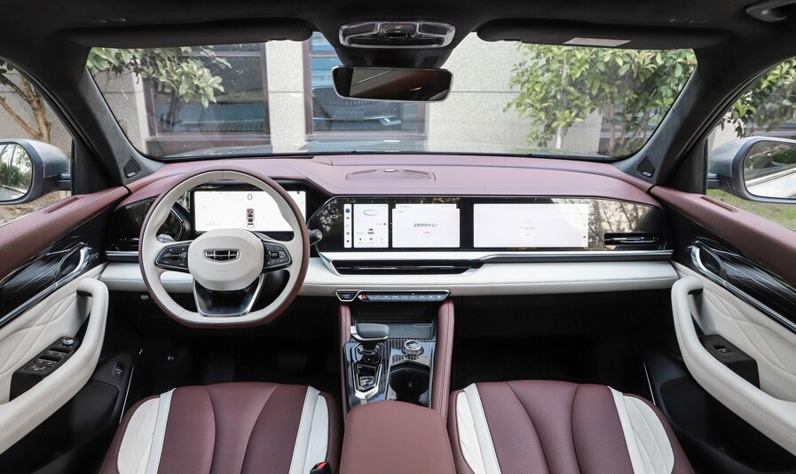 На фото: интерьер кроссовера Geely KX11