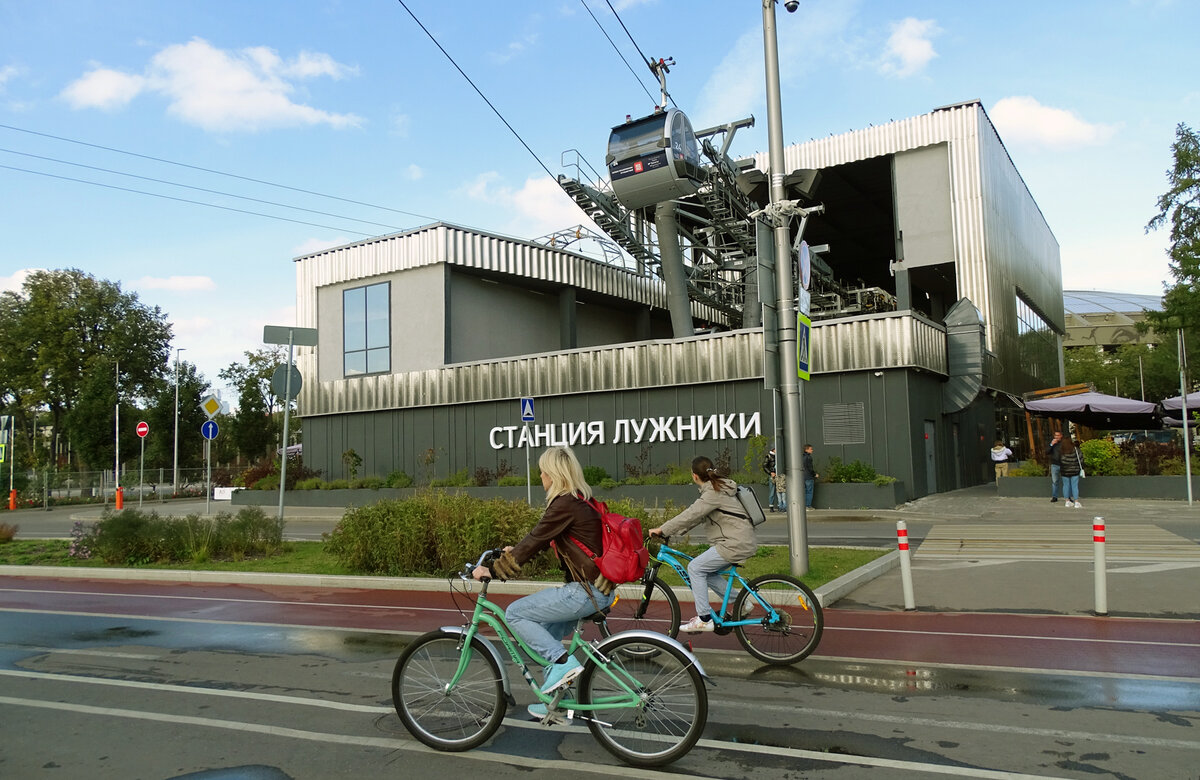 Московская канатка соединила станции «Лужники» и «Воробьёвы горы», расположенные на разных берегах Москвы-реки / Фото Ярославы Бадаква