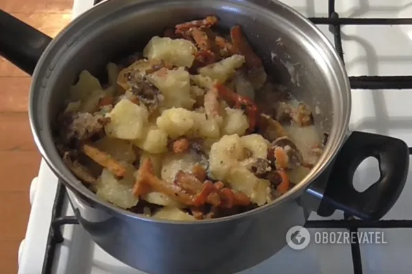 Готовые овощи выкладываем к приготовленному картофелю