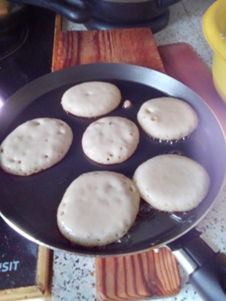 Выкладываем тесто на сковородку