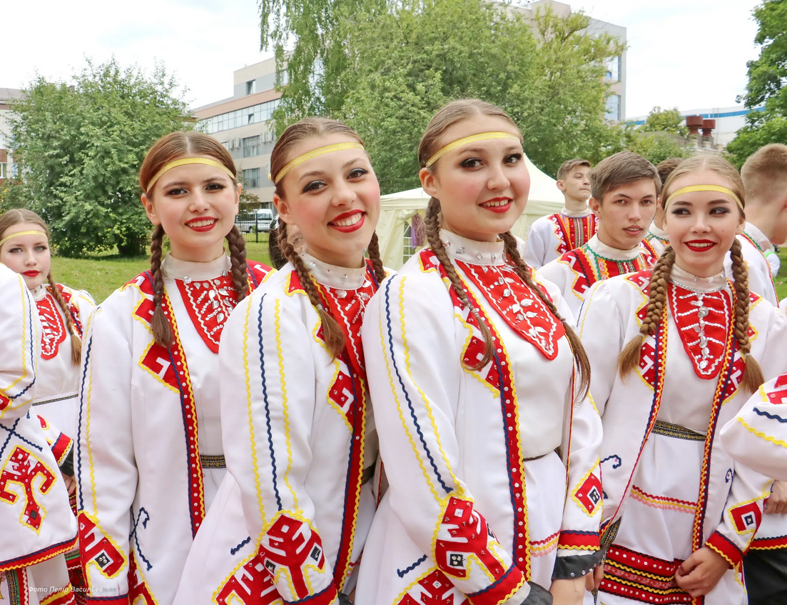 Прекрасный народ. Йошкар-Ола марийцы. Марийцы Мари Эл национальный костюм. Йошкар-Ола национальные костюмы. Марийская одежда Национальная мариэл.