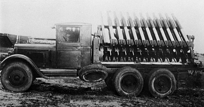 Это первая "Катюша" МУ-1 на 24 реактивных снаряда, разработка 1939 г. 