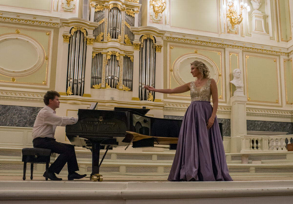 Валентина Феденева, сопрано, Михайловский театр, лауреат международных конкурсов. Слева – Александр Рубинов