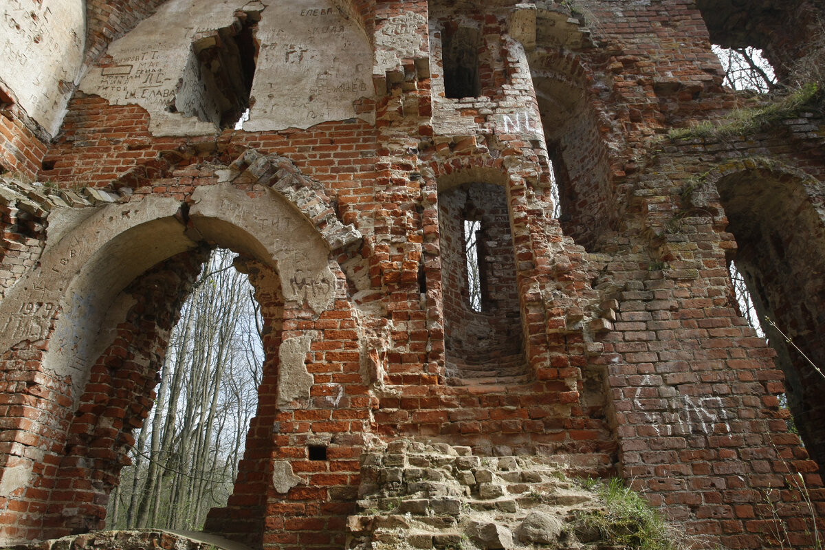 В интерьерах старинного замка.