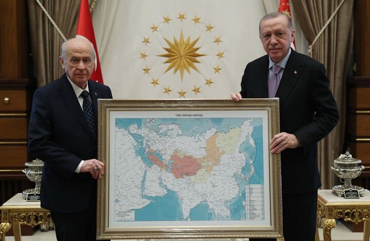 ЛИДЕР "ПАРТИИ НАЦИОНАЛИСТИЧЕСКОГО ДВИЖЕНИЯ ТУРЦИИ" ДЕВЛЕТ БАХЧЕЛИ ДАРИТ ЭРДОГАНУ КАРТУ "ТЮРКСКОГО МИРА". ФОТО: FACEBOOK ПАРТИИ "ПНДТ" 