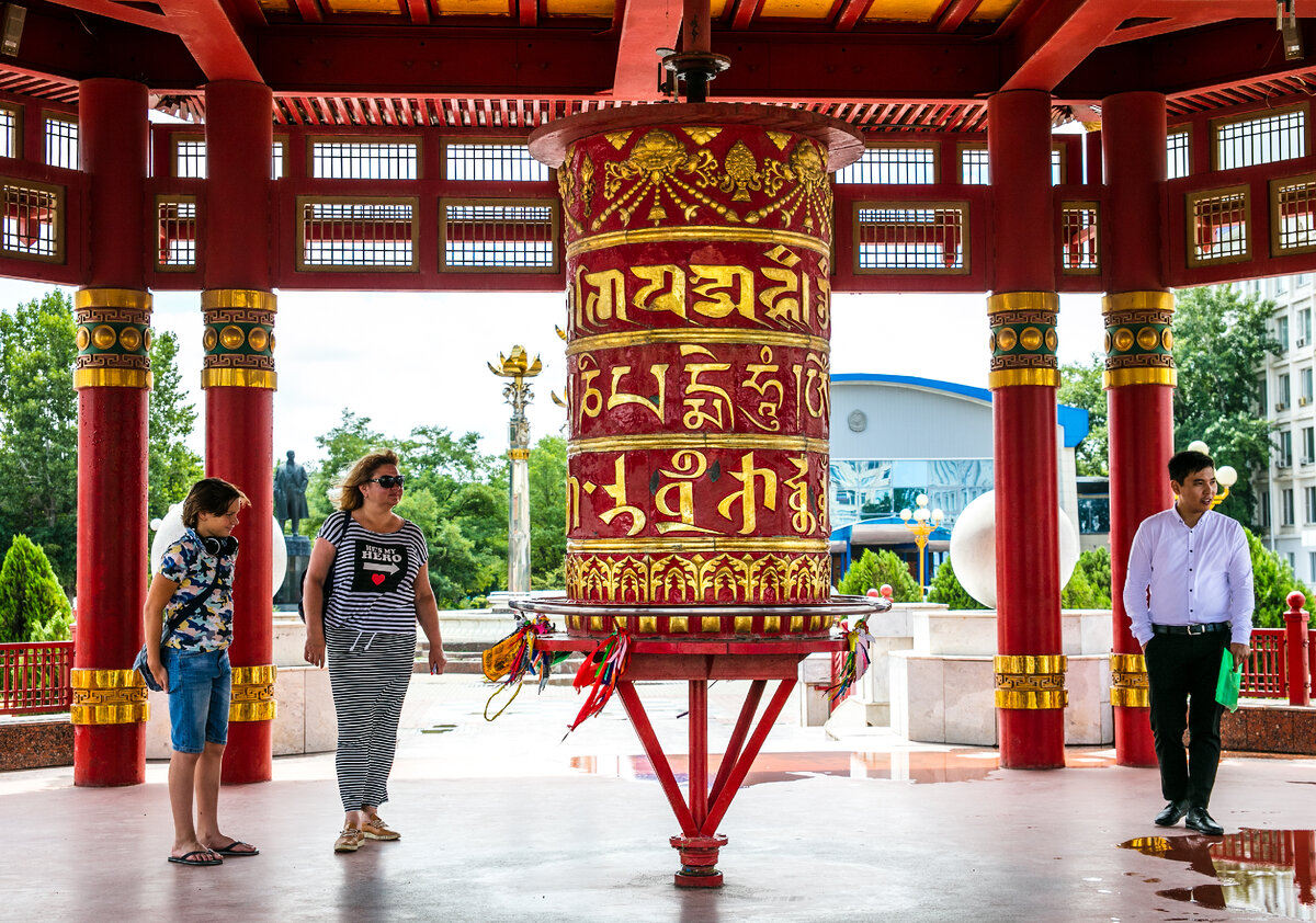 На фото: Огромный медный молитвенный барабан покрытый сусальным золотом 