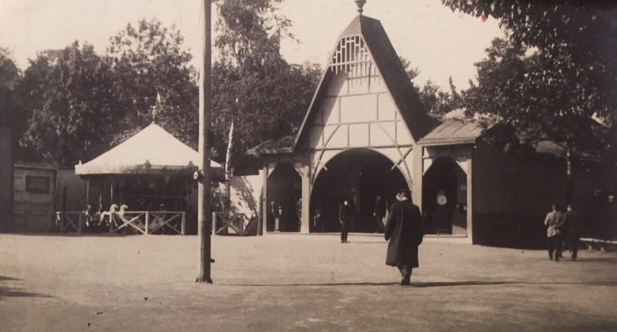 Зона развлечений в зоосаде. Рядом с детской каруселью неопознанный павильон, 1913