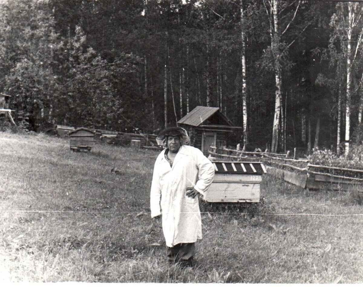 Фото 2. Баня видна за спиной у отца.