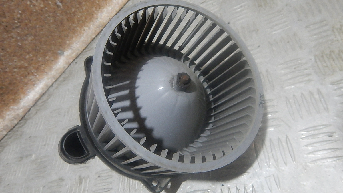 Электродвигатель печки автомобиля