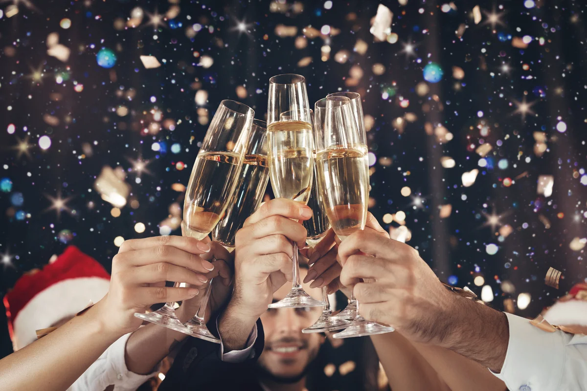 Хорошо отметил новый год. Бокал шампанского в руке. Шампанское новый год. Бокалы с шампанским. Новогодние бокалы с шампанским.