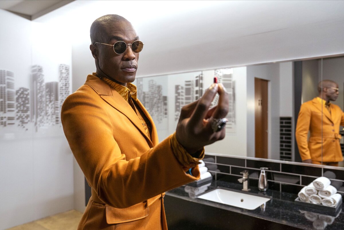 Морфиус серьезно изменился и теперь предпочитает наряды по-ярче. А еще в фильме роль синей и красной таблетки потеряло своей сакральный смысл