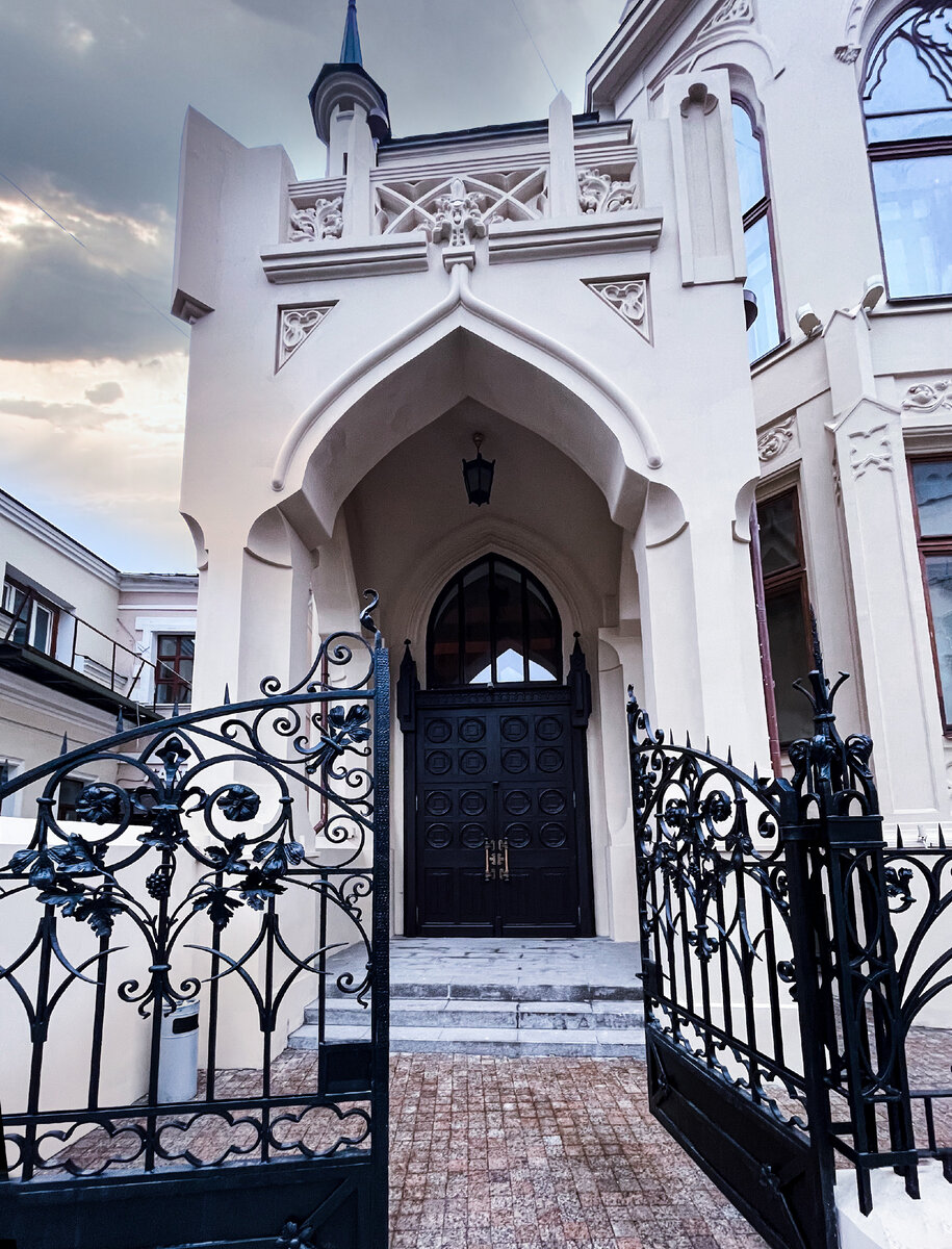 Двустворчатые ворота ведут к центральному входу в дом, оформленному в неоготическом стиле в виде стрельчатого портала. Фото автора