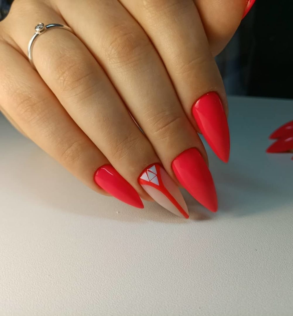 Дизайн ногтей острые красные. Острые ногти. Ногти острые яркие. Красные ногти. Красный маникюр на длинные острые ногти.