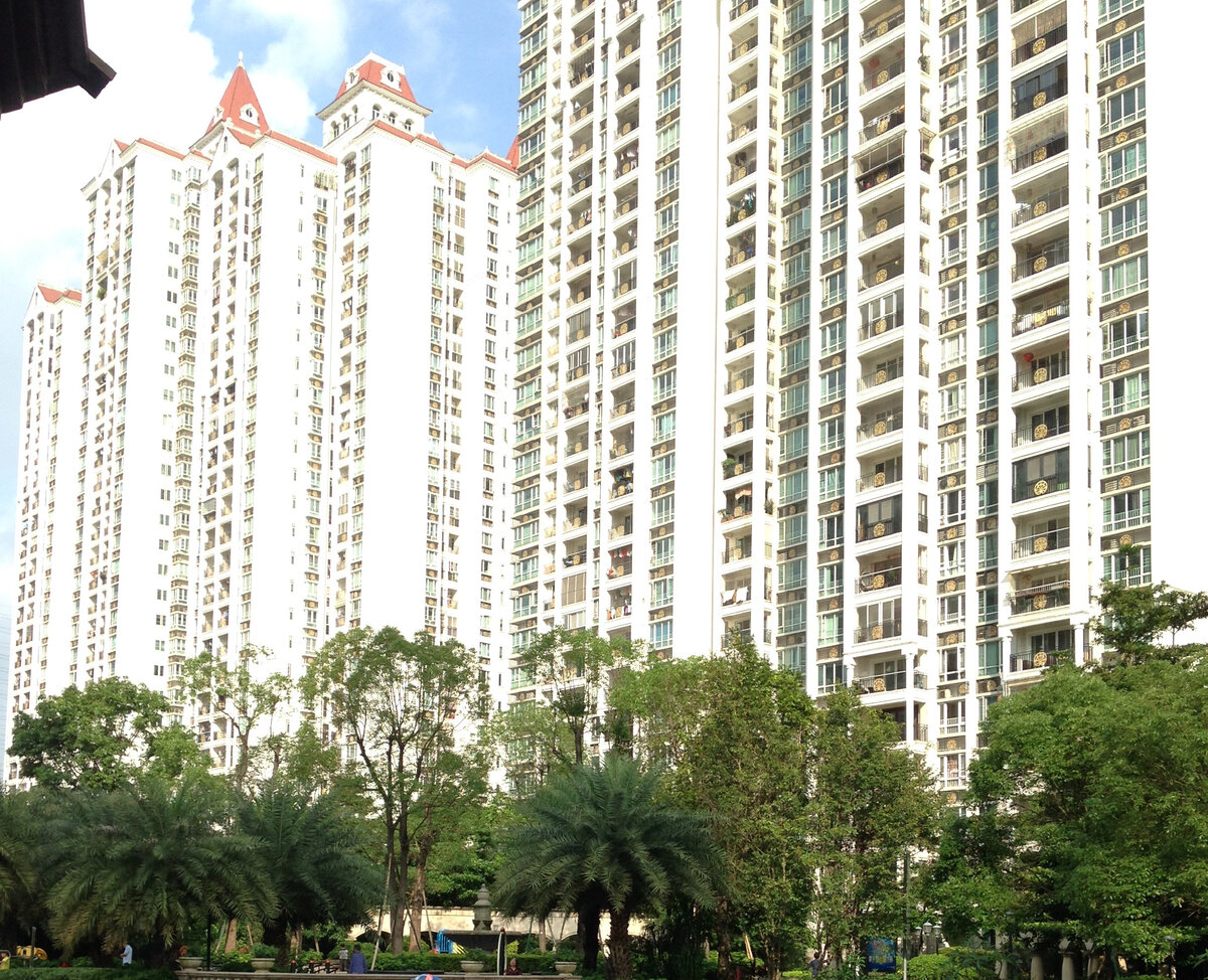 Слева наш дом в Гуанчжоу с квартирой на 24 этаже