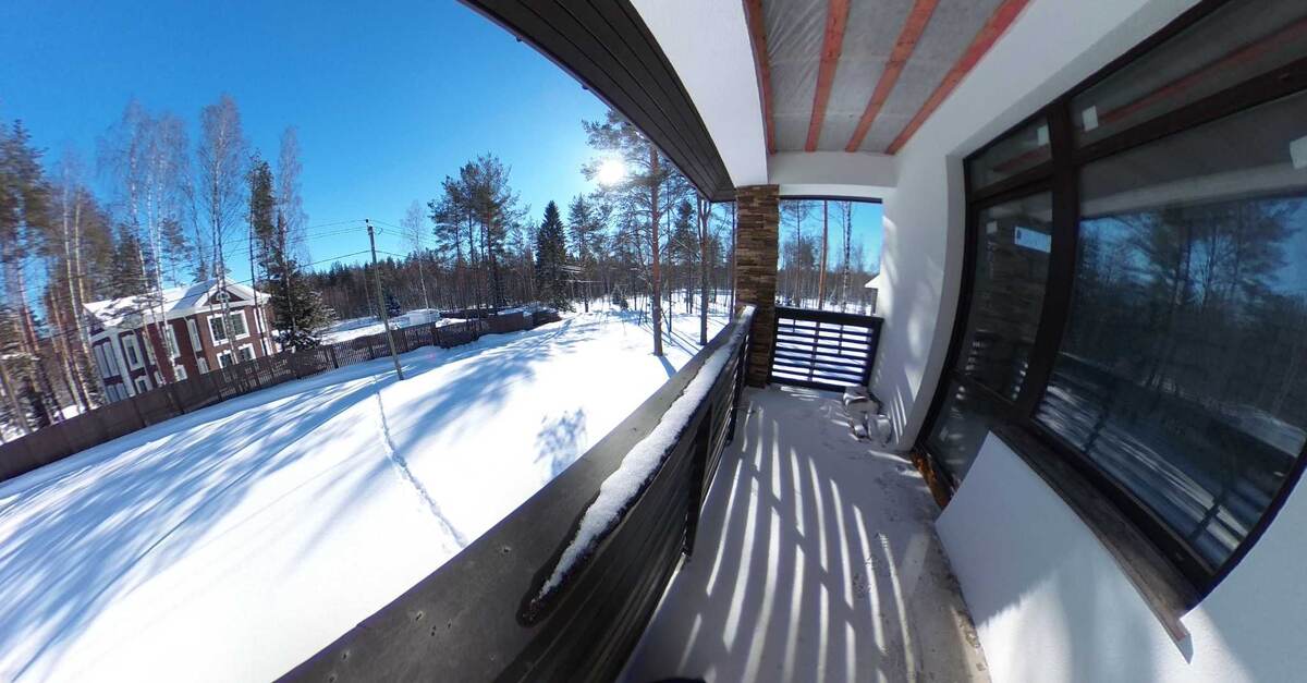 На фотографии отлично видно, что чистить  дорогу к загородному дому никто не спешит. Такой снимок вызовет множество вопросов, у потенциальных покупателей. 