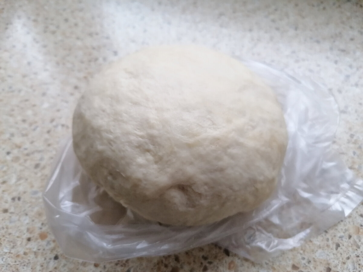 Фото автора. Тесто замесила "заварным" способом и под пленкой оставила отдыхать 30 минут