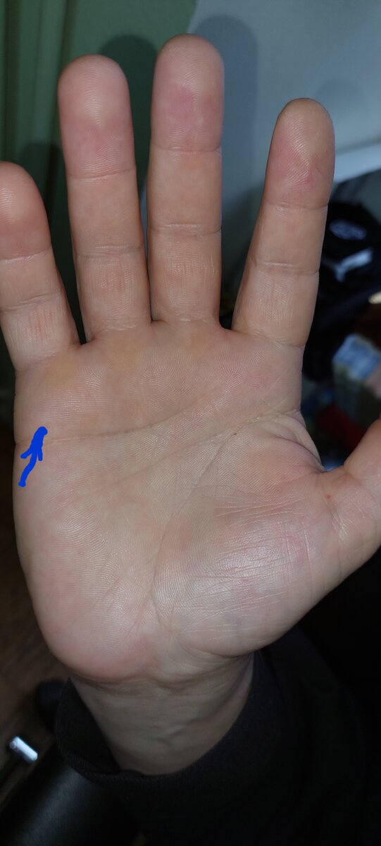 Сильно развитый холм. У данного мужчины в подчинении несколько тысяч человек, занимает высокую должность.