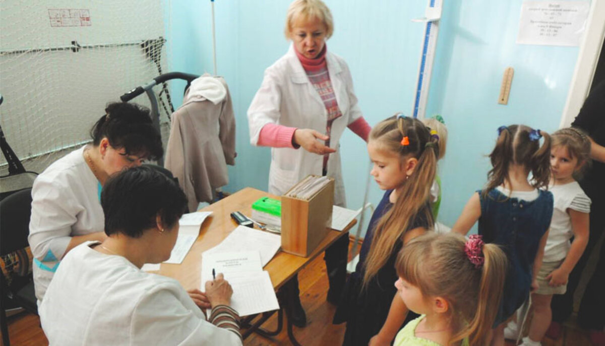 школьный медосмотр. медицинский осмотр ребенка в школе. медосмотр детей. медосмотр детей в детском саду. детский медосмотр в школе.