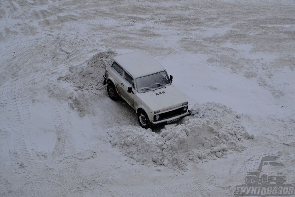 К сожалению, УК не имеет права самовольно что-то делать с чужим автомобилем, который мешает расчистке придомовой территории от снега