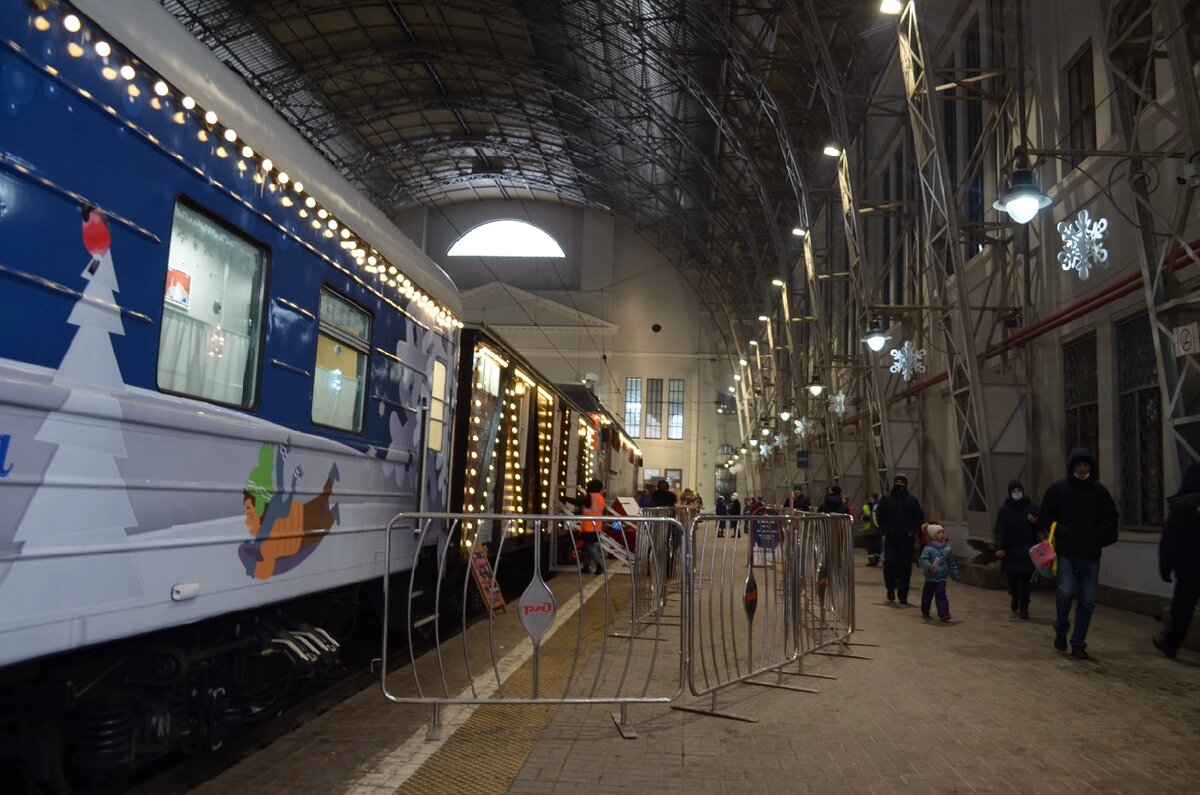 Вагончик тронется, перрон останется. Народу немного, чуть позднее, говорят, был аншлаг. 