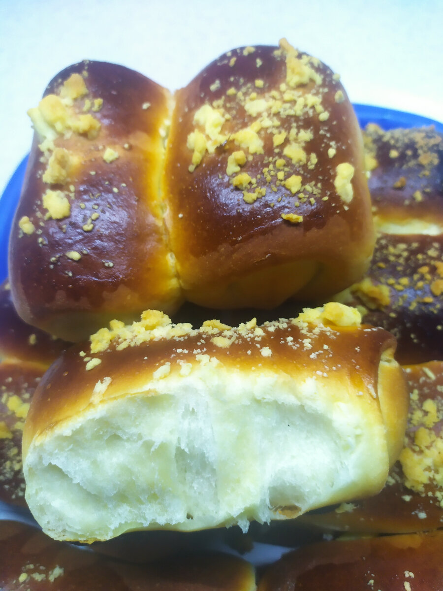 Сдобные булочки с варёной сгущёнкой