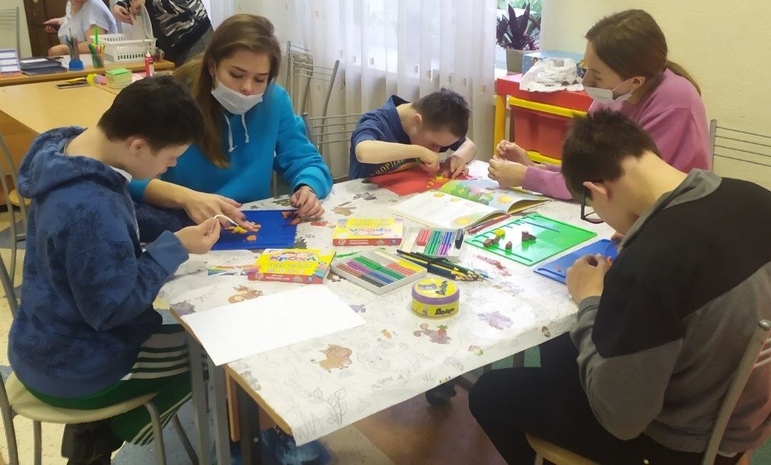 В одну из групп интерната пришли волонтеры рисовать пластилином. Детям очень нравится! 