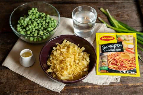 Разморозить зеленый горошек и слить жидкость. Вымыть и обсушить зеленый лук. Подготовить остальные ингредиенты.