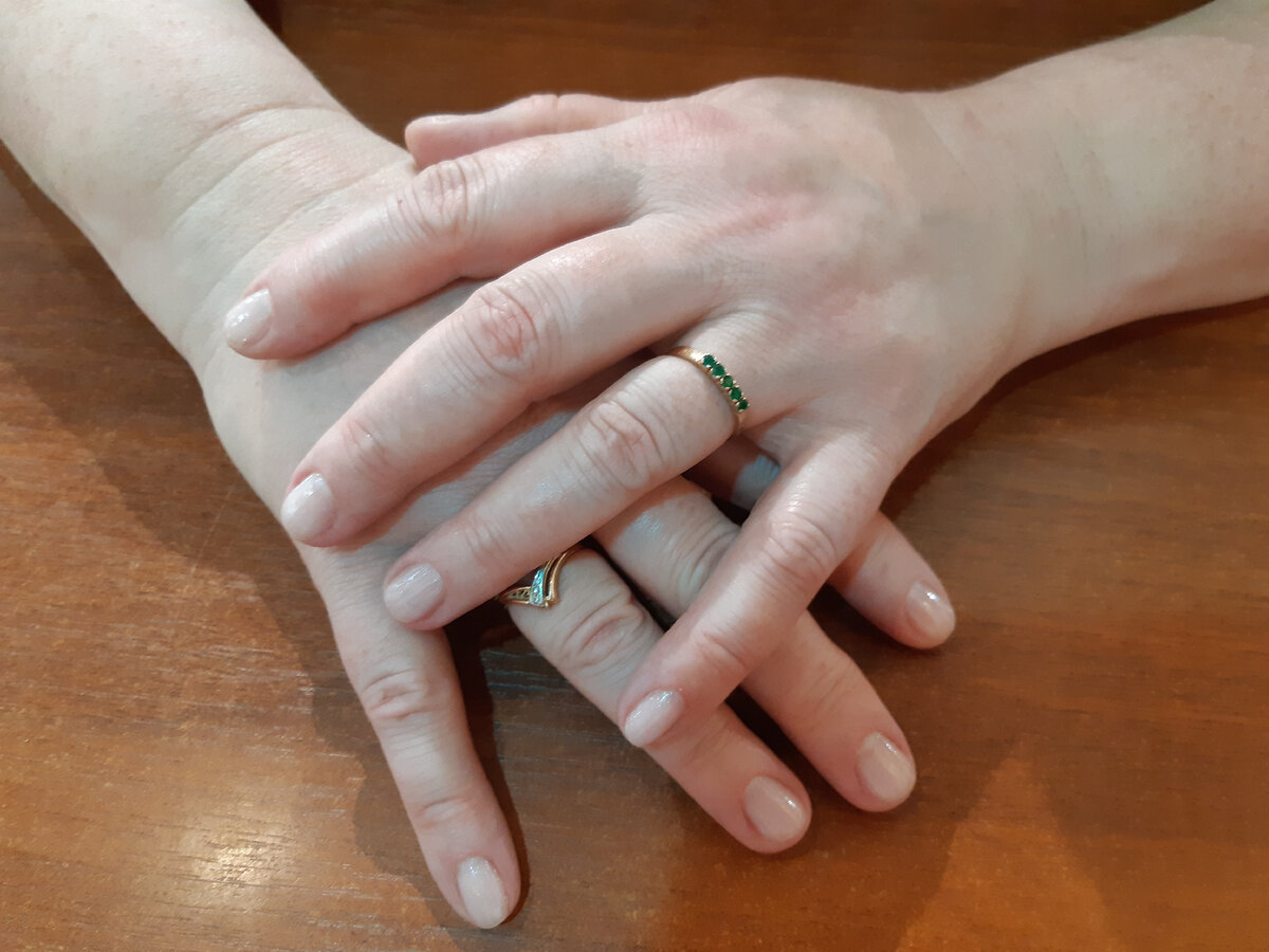 Я отказалась от шеллаков и предпочитаю теперь натуральный цвет ногтей. Или если только лечебным прозрачным лаком покрасить.