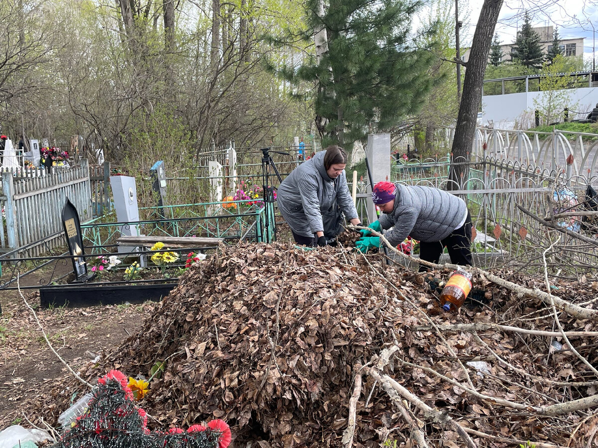 Одни могилы освобождаем от мусора, другие в нём копаем | Полевской 24 /  Рабочая правда | Дзен