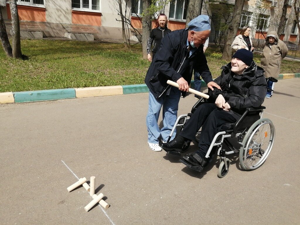 Во-первых, волонтер может поиграть с людьми, проживающими в Геронтоцентре, в...городки!