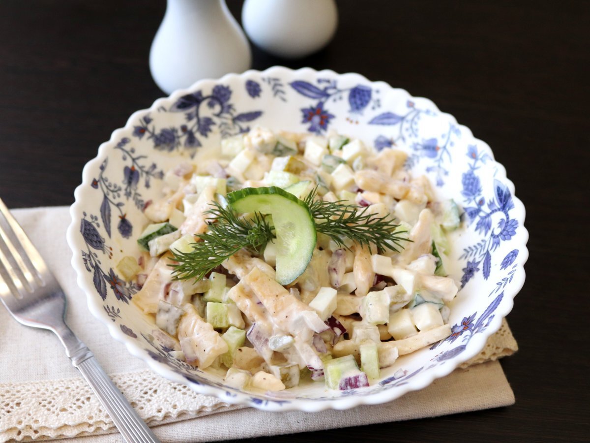 Салат с кальмарами, свежими и маринованными огурцами | Вкусномир - домашние  рецепты. | Дзен