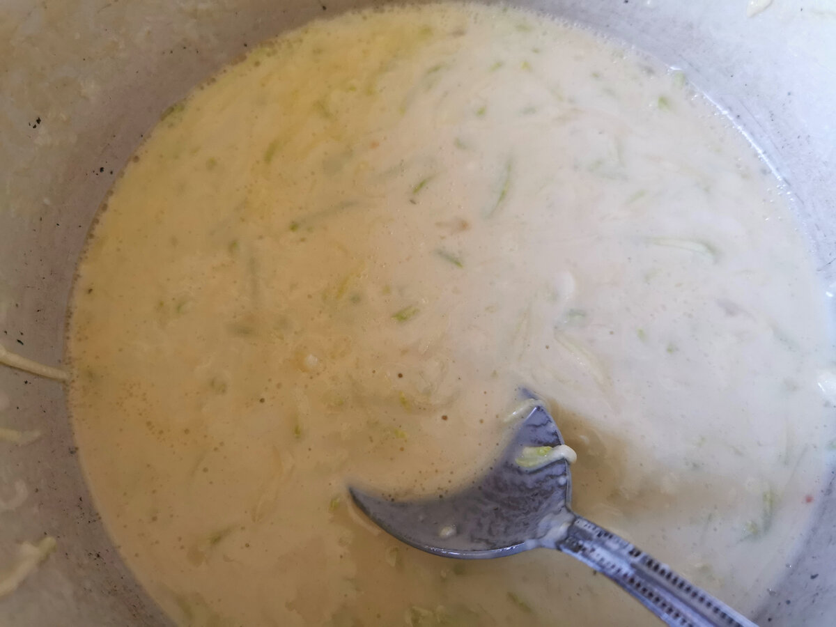 Тесто по консистенции должно походить на жидкую сметану.