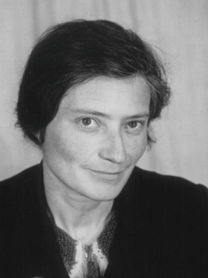 Закс Анна Борисовна (1899–1996). Кандидат исторических наук; научный сотрудник (с 1933) и заведующая V экспозиционного отдела ГИМ (1939–1963), специалист в области теории, практики и методологии музейного дела.