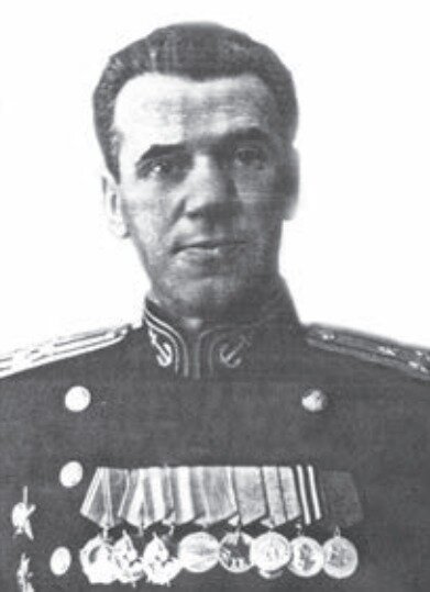 Капитан 1 ранга Ф.М. Яковлев. 
В 1948– 1949 годах — командир учебного Краснознаменного 
крейсера «Аврора»
