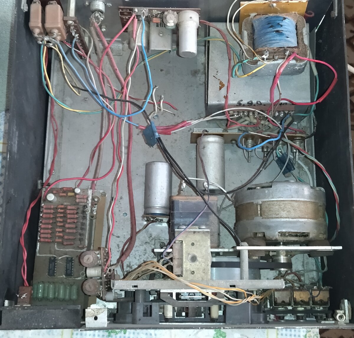 Нехитрая начинка самодельного магнитофона-приставки. Справа ЛПМ и его сердце, асинхронный двигатель. Слева плата индикатора уровня записи. Вверху - трансформаторы и стабилизированный блок питания. 