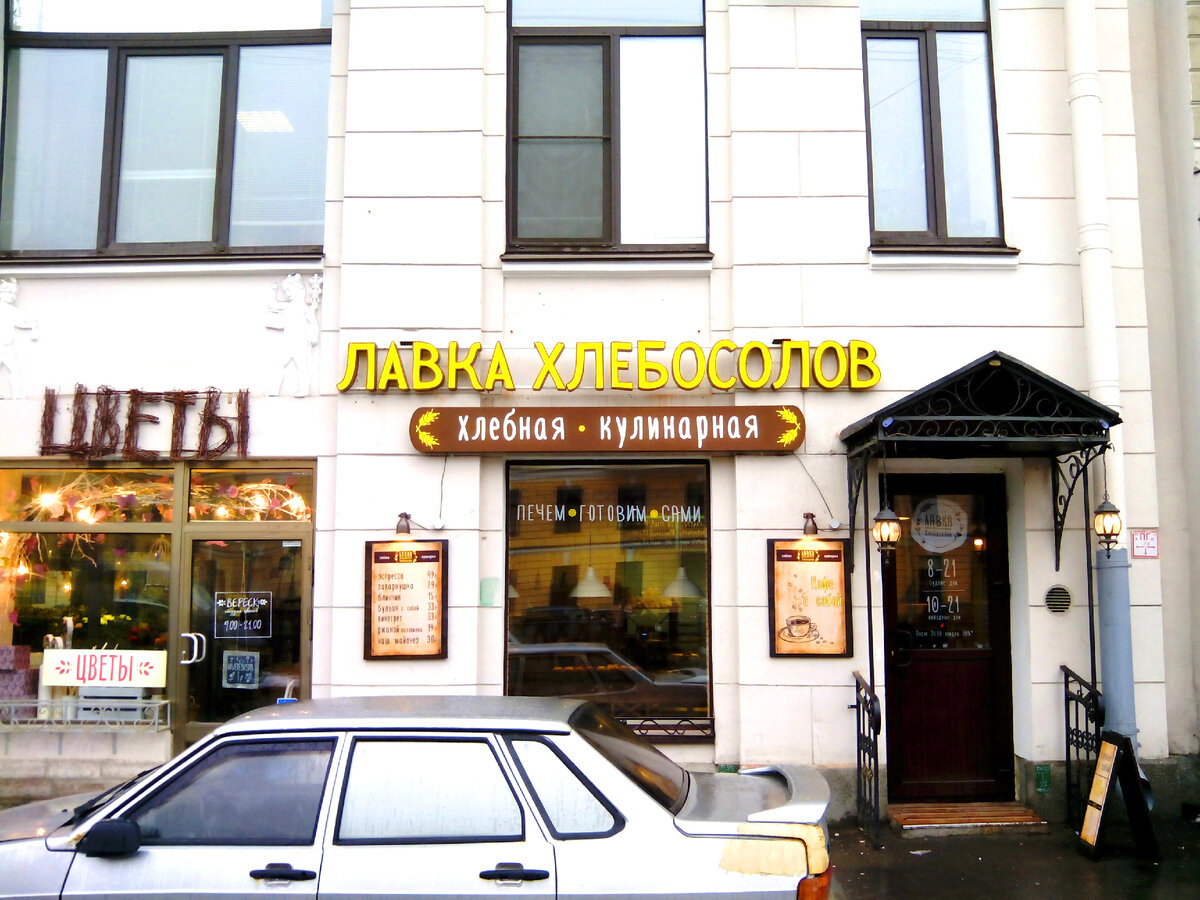 Вывески могут быть чрезмерными. Нельзя выходить за границы помещения.