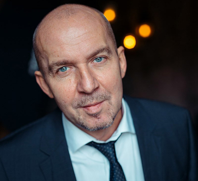 Кирилл Полухин - один из лучших и востребованных актеров, который очень убедительно передает характер своих героев. Особенно зрителям нравится его работа в сериалах «Шеф», «Дознаватель», «Чужой район».