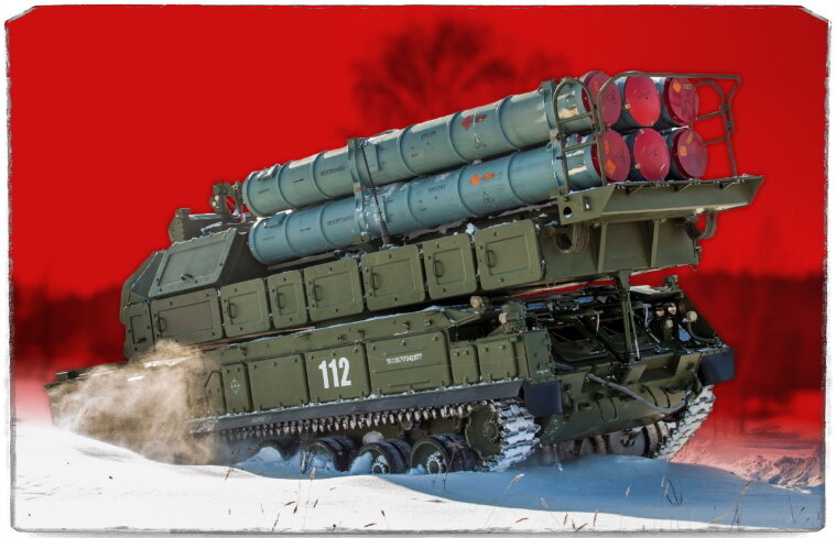 Источник: Минобороны России. В кадре главный элемент - самоходная огневая установка 9А317М. Отличить М3-версию от предшественника легко по наличию транспортно-пусковых контейнеров, в то время как раньше ракеты были под открытым небом.