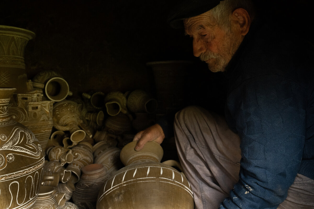 Дагестанское селение Балхар сотни лет специализируется на керамических изделиях. Подробнее я писал о нем здесь. Селение медленно умирает, обжиг происходит все реже.