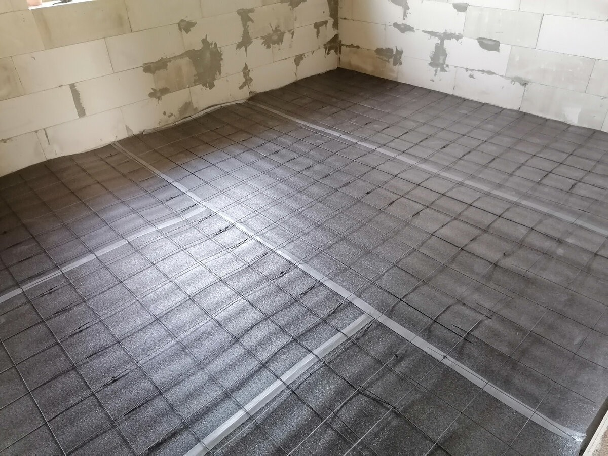 Вода под стяжкой. Трубы отопления под стяжкой. Гидроизоляция под бетонный пол. Обмазочная гидроизоляция для ванной. Канализационные трубы в полу.