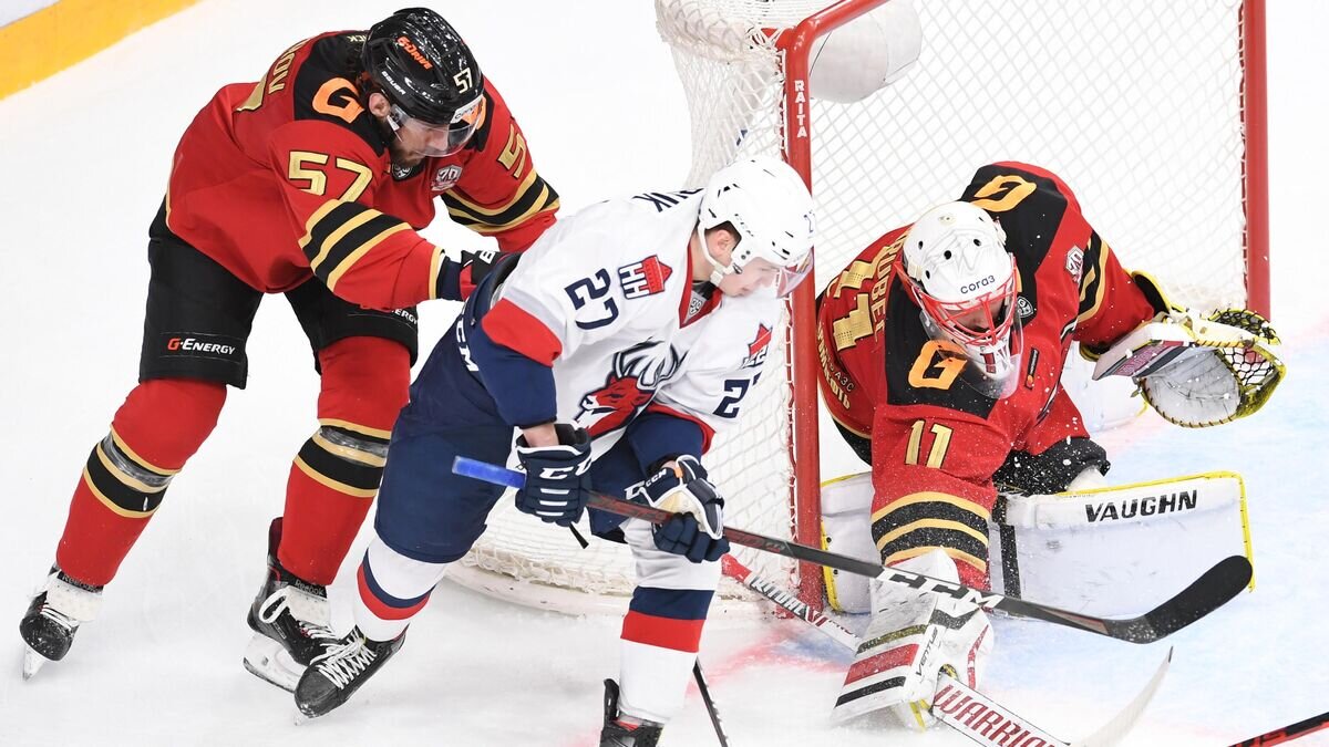    Хоккеист "Торпедо" Сергей Гончарук (в центре)© РИА Новости / Павел Бедняков