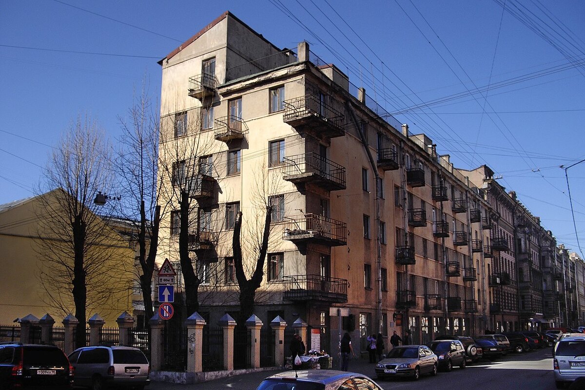 Вид на коммуну с торца - на крыше солярий