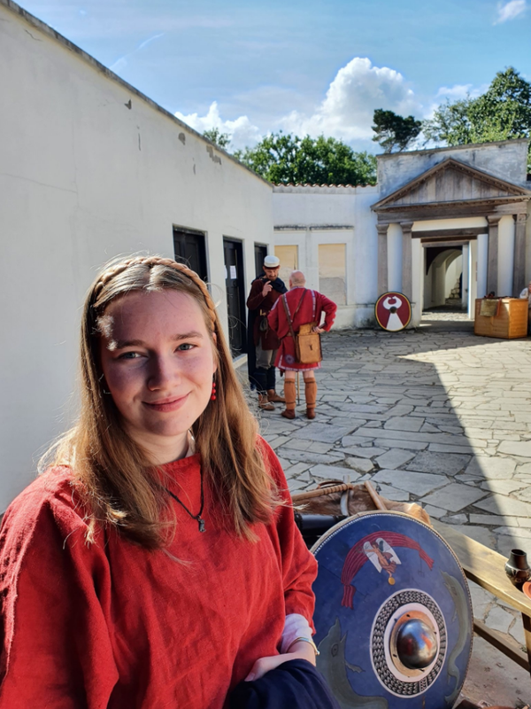 Ещё отголоски ранее упомянутой европейской реконструкции на тему позднего Рима. Сказка! =)
https://vk.com/album-190839822_285702705