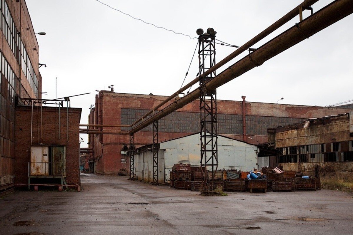 старые промзоны. промышленная зона заброшка. заброшенный завод зил в москве. заброшенный завод имени лихачева. заброшенный завод имени а.