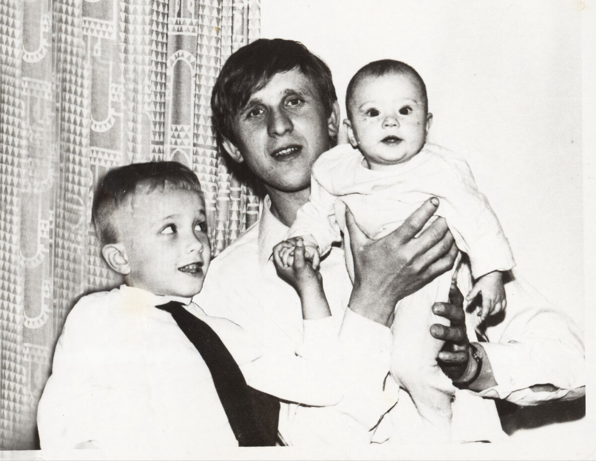 Александр с дочкой и сыном. Фото из семейного архива Емельяновых.